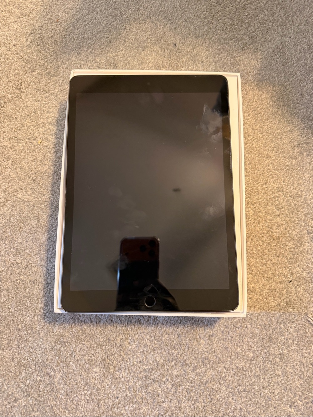 Apple iPad Tablet - Black Front, Silver Edge
